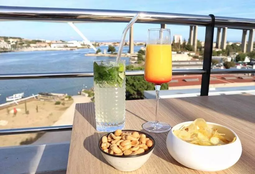 ホテル Golden Tulip Martigues  Provence