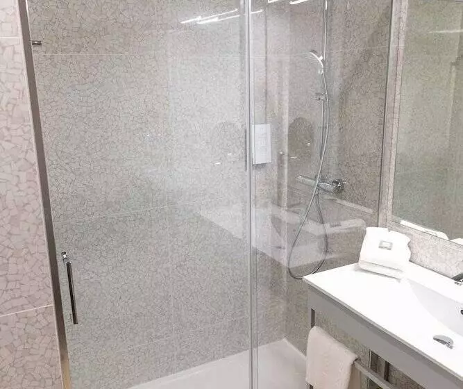 ホテル Golden Tulip Martigues  Provence