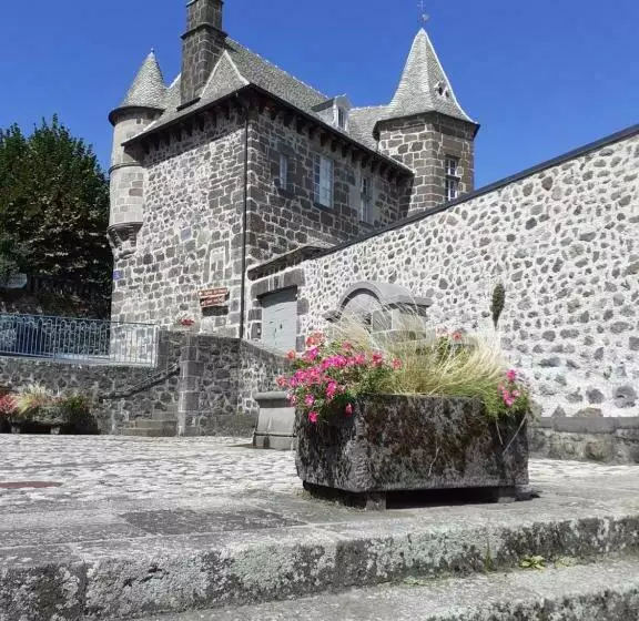 ベッドアンドブレックファースト Maison Du Chevalier Des Huttes   Table Et Chambres D Hôtes