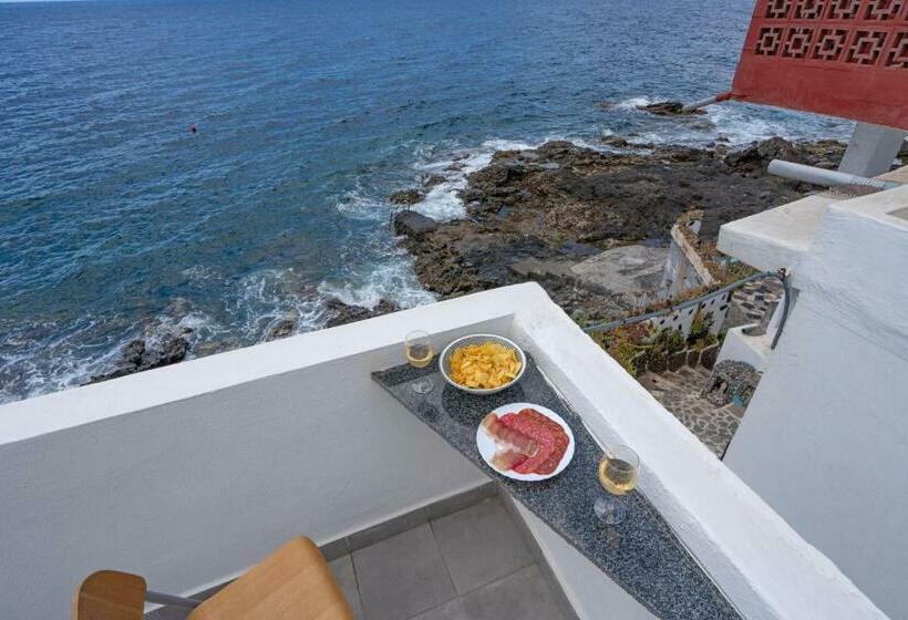 Front Line, Unbeatable Terrace 10m From The Sea