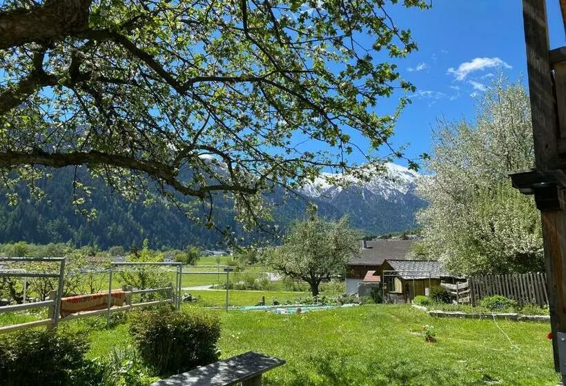 ホテル Chasa Chalavaina