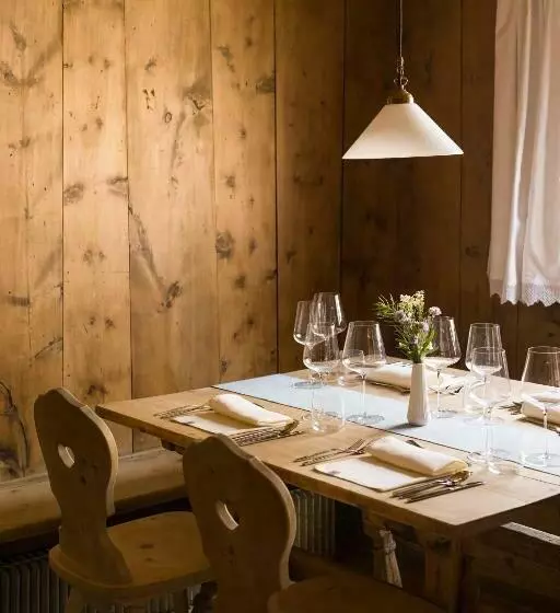 ホテル Chasa Chalavaina