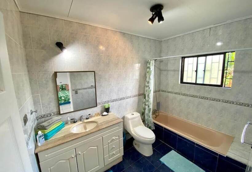 تختخواب و صبحانه Kahina Lodge