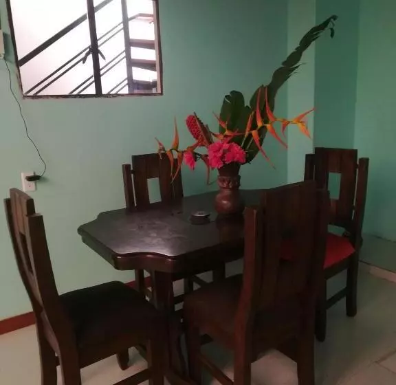 ペンション Hostal Heliconias