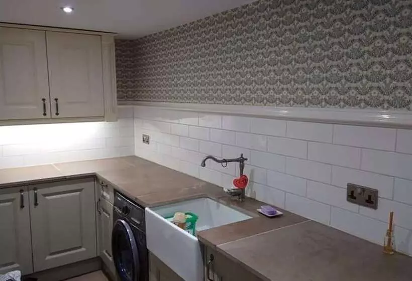 Inviting 1 Bed Cottage In Preston