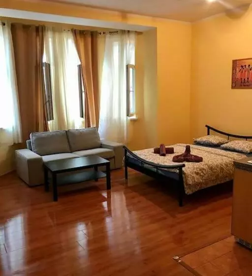 1 St May Plaza De Luxe