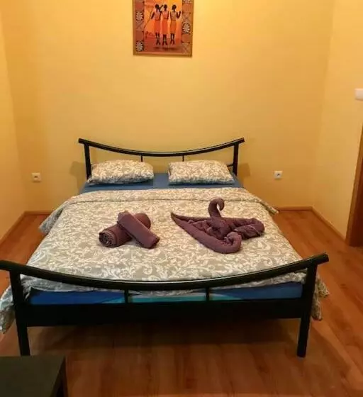 1 St May Plaza De Luxe