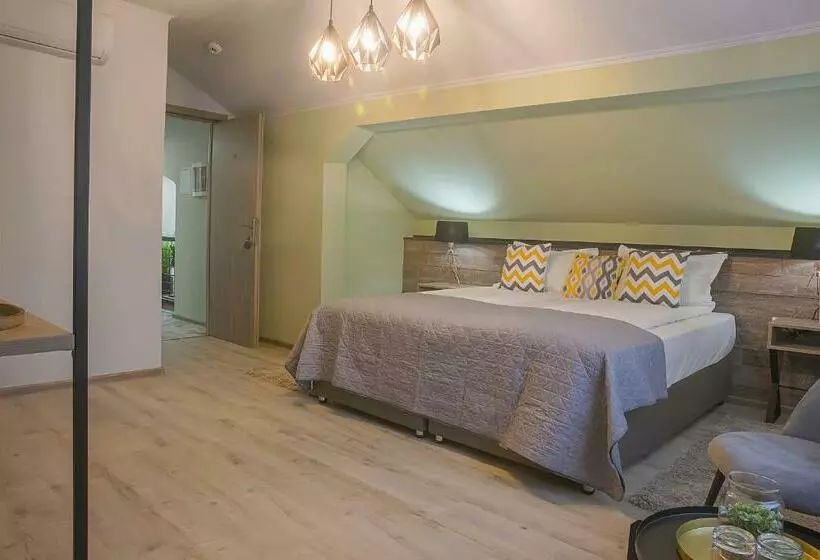 هتل Corvin House