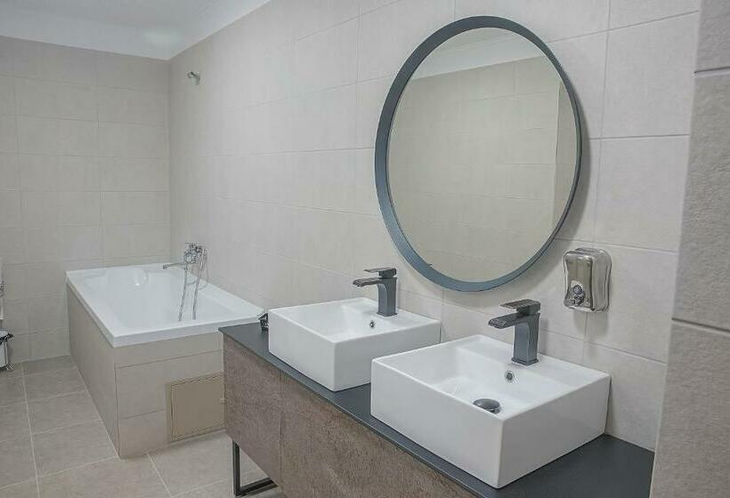 בית מלון כפרי Corvin House