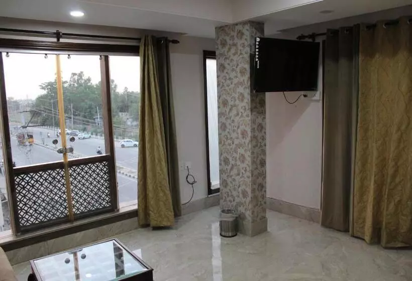 ホテル Suryavilas