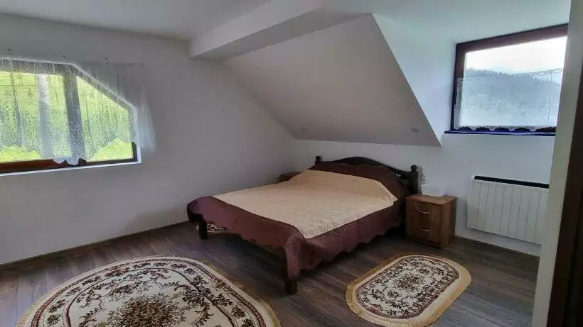 ペンション Karacsony Guest House