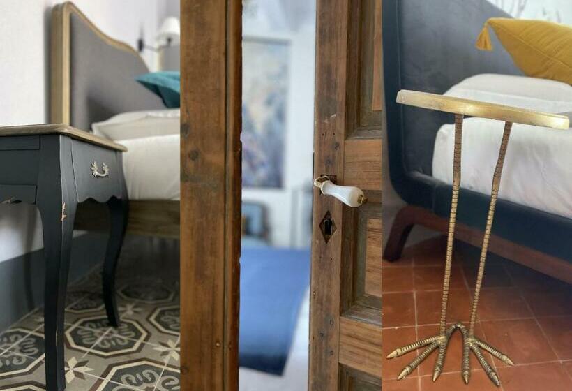 Bed and Breakfast L Oiseau Bleu Peacock