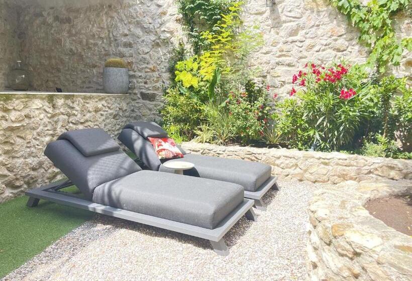 Bed and Breakfast L Oiseau Bleu Peacock