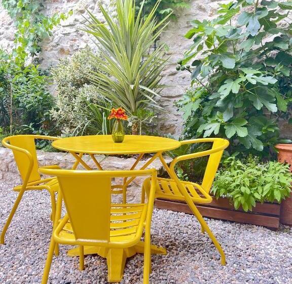 Bed and Breakfast L Oiseau Bleu Peacock