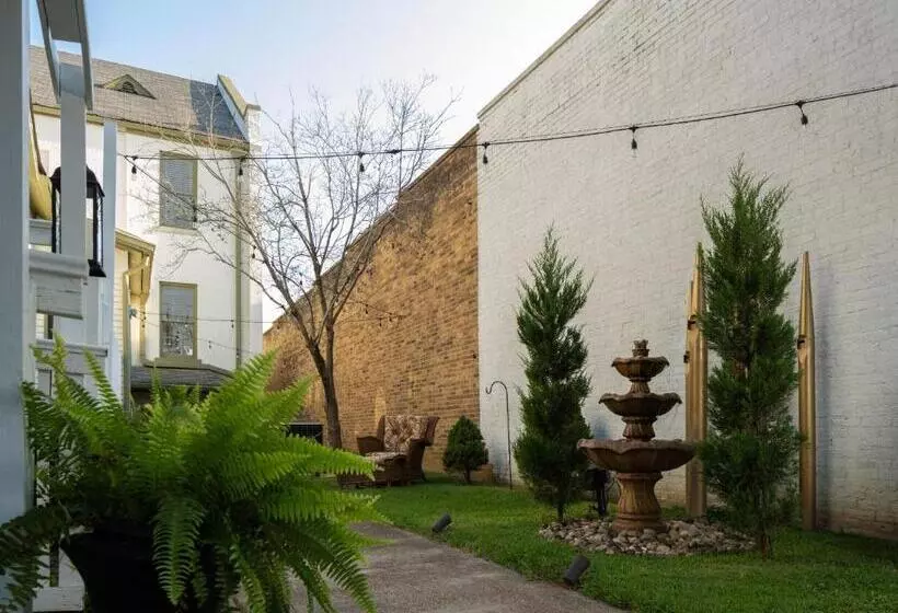 Aamiaismajoitus (B&B) Magnolia Manor And Chapel