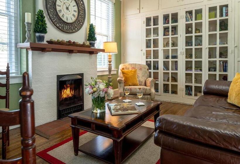 مبيت وإفطار Magnolia Manor And Chapel