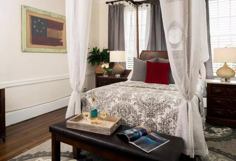 Aamiaismajoitus (B&B) Magnolia Manor And Chapel