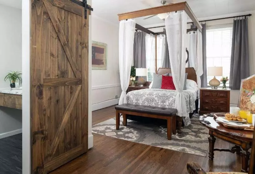 Aamiaismajoitus (B&B) Magnolia Manor And Chapel