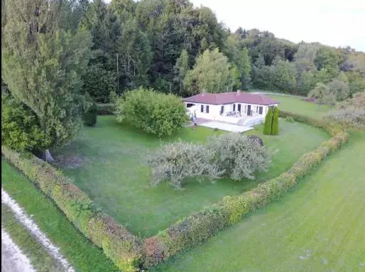 Traumhaftes Poolhaus Am Idyllischen Ortsrand