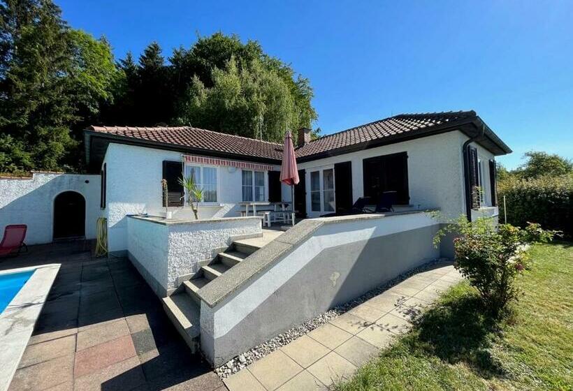 Traumhaftes Poolhaus Am Idyllischen Ortsrand