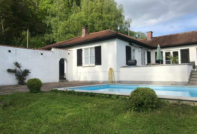 Traumhaftes Poolhaus Am Idyllischen Ortsrand