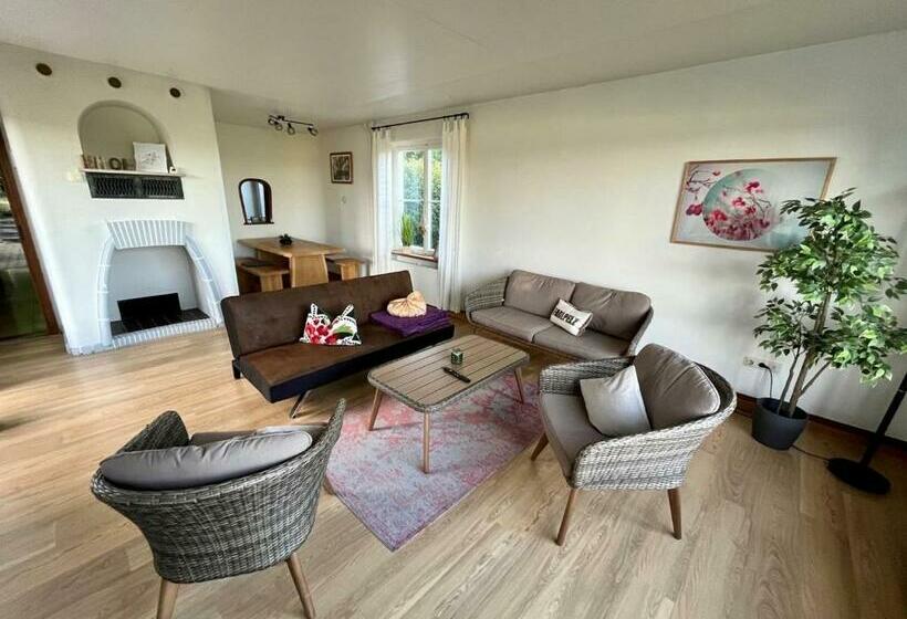 Traumhaftes Poolhaus Am Idyllischen Ortsrand