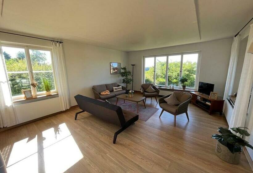 Traumhaftes Poolhaus Am Idyllischen Ortsrand