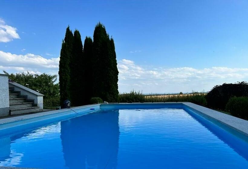 Traumhaftes Poolhaus Am Idyllischen Ortsrand