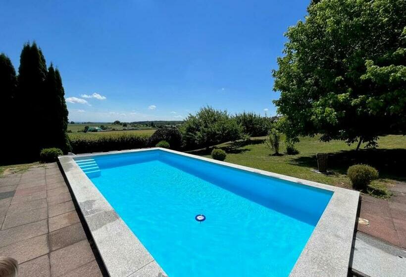 Traumhaftes Poolhaus Am Idyllischen Ortsrand