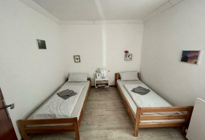 Traumhaftes Poolhaus Am Idyllischen Ortsrand