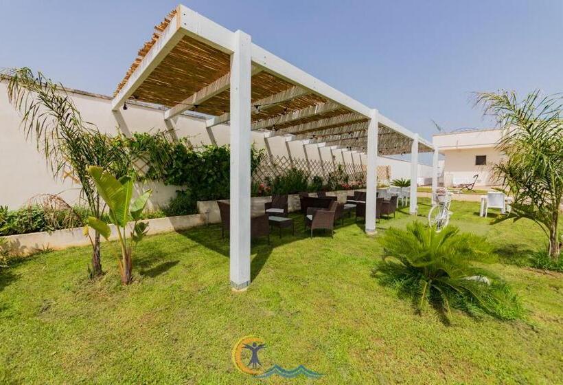 مبيت وإفطار Resort Leonardo Room, Pool & Restaurant