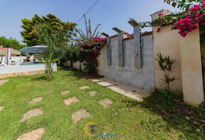 مبيت وإفطار Resort Leonardo Room, Pool & Restaurant