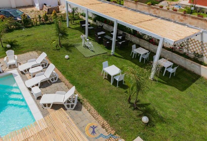 مبيت وإفطار Resort Leonardo Room, Pool & Restaurant