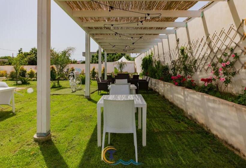 مبيت وإفطار Resort Leonardo Room, Pool & Restaurant