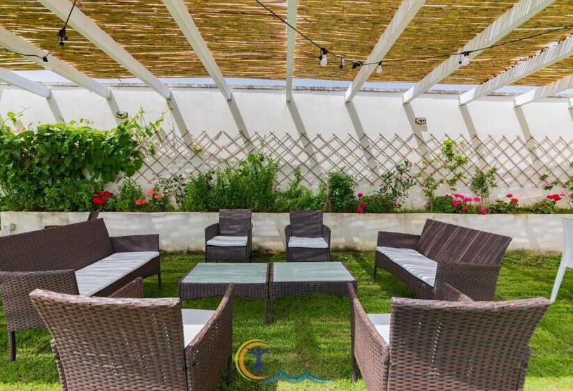 مبيت وإفطار Resort Leonardo Room, Pool & Restaurant