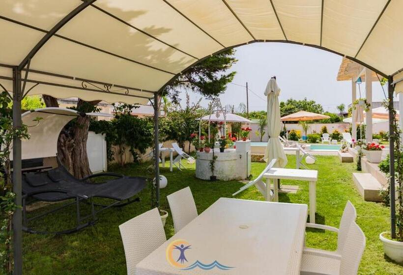 مبيت وإفطار Resort Leonardo Room, Pool & Restaurant