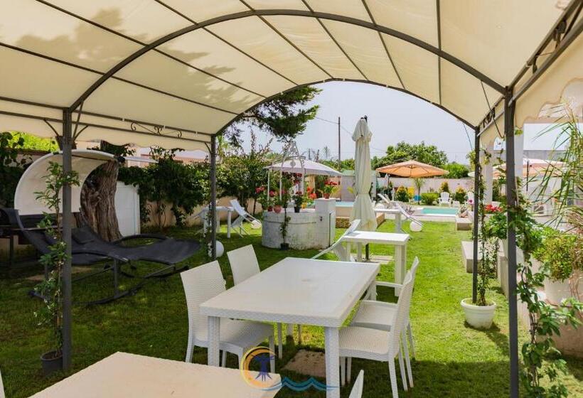 مبيت وإفطار Resort Leonardo Room, Pool & Restaurant