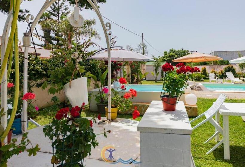 مبيت وإفطار Resort Leonardo Room, Pool & Restaurant