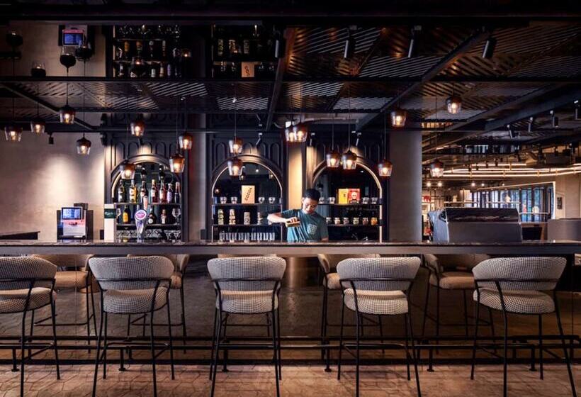 בית מלון כפרי Tribe Phnom Penh Post Office