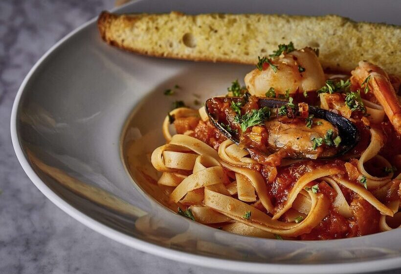 בית מלון כפרי Tribe Phnom Penh Post Office