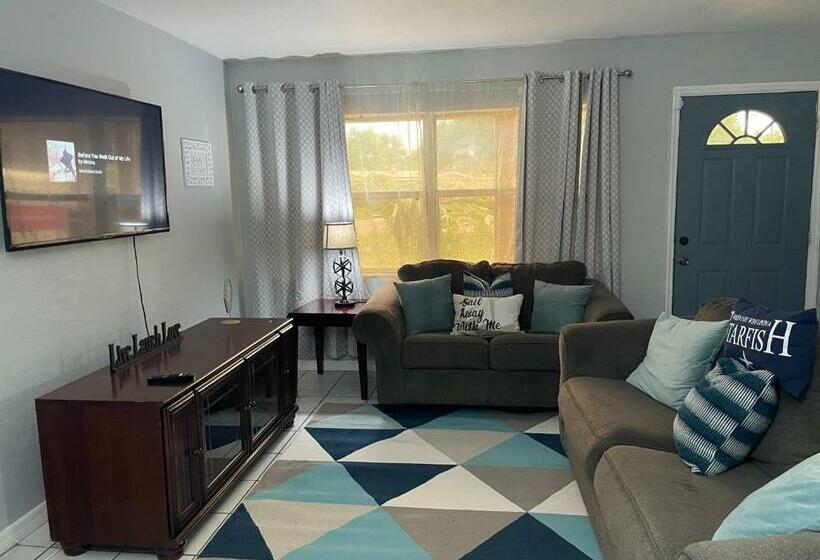 Comfy Cozy Home Near Downtown St Pete & Beaches