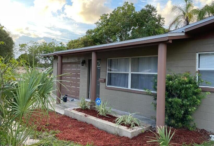 Comfy Cozy Home Near Downtown St Pete & Beaches