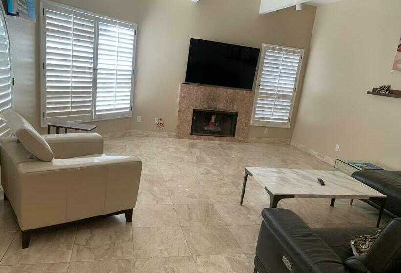 Pacific Breeze Right Next To Huntington Beach Pier! Steps From Beach!!