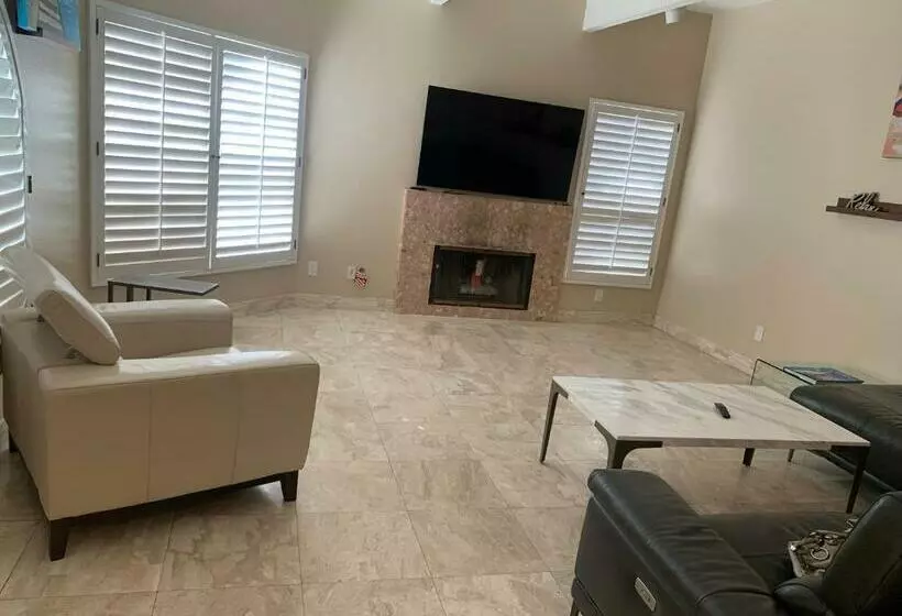 Pacific Breeze Right Next To Huntington Beach Pier! Steps From Beach!!