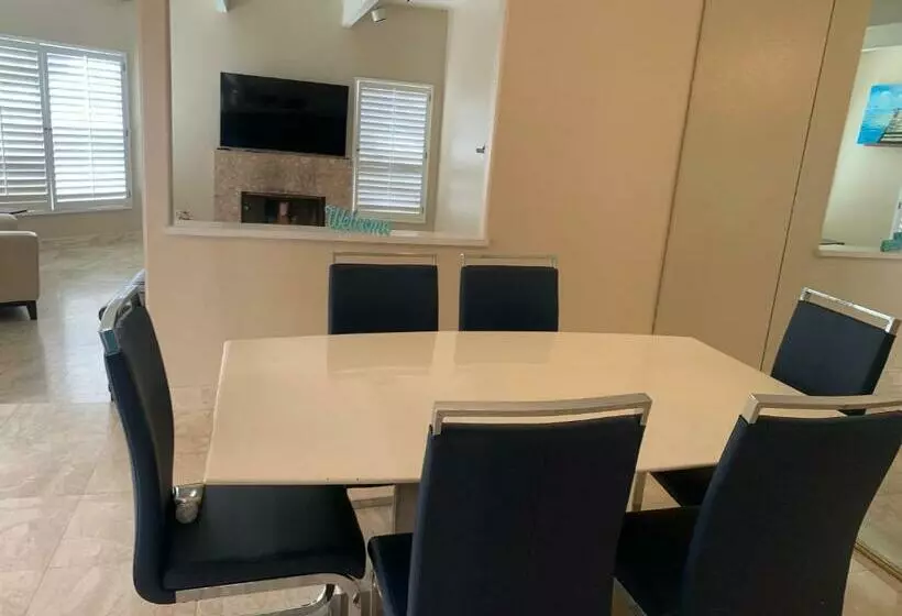 Pacific Breeze Right Next To Huntington Beach Pier! Steps From Beach!!