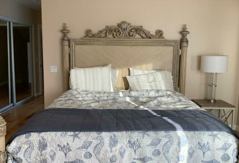 Pacific Breeze Right Next To Huntington Beach Pier! Steps From Beach!!