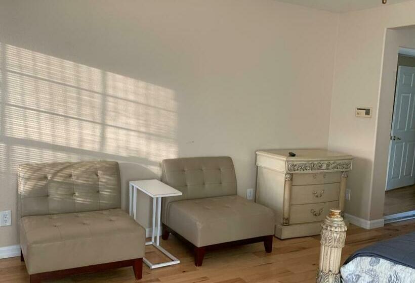 Pacific Breeze Right Next To Huntington Beach Pier! Steps From Beach!!