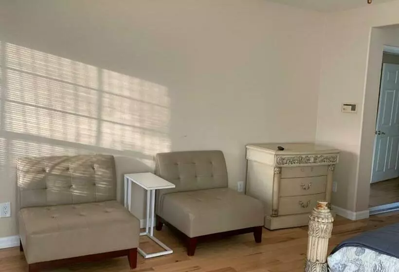 Pacific Breeze Right Next To Huntington Beach Pier! Steps From Beach!!