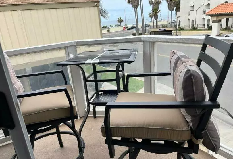 Pacific Breeze Right Next To Huntington Beach Pier! Steps From Beach!!