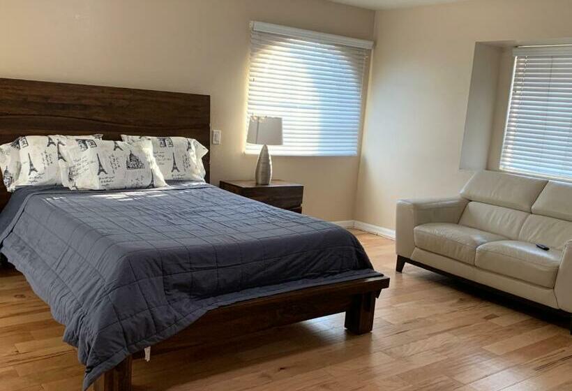 Pacific Breeze Right Next To Huntington Beach Pier! Steps From Beach!!